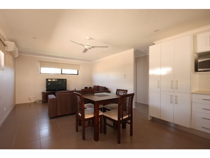 2/5 Atkinson Street, Middlemount QLD 4746