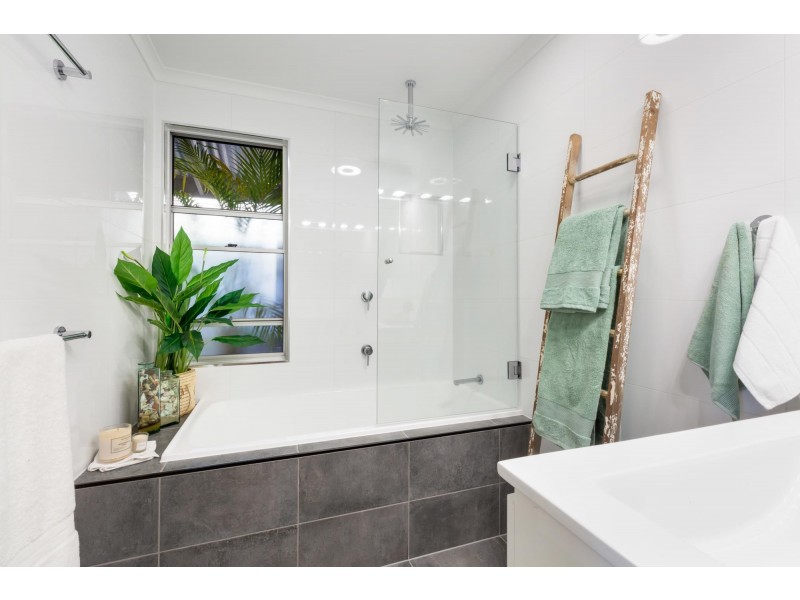 10 Mowlam Street, Eimeo QLD 4740