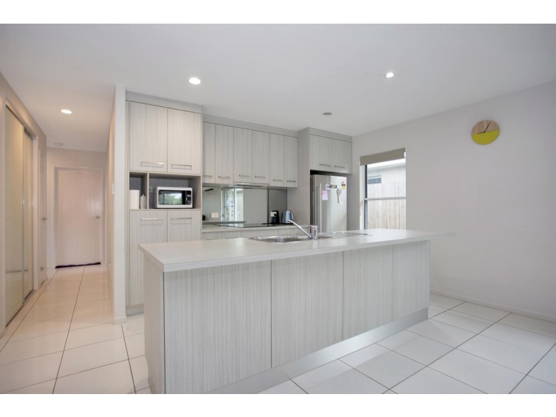 2/4 Berkshire Lane, Ooralea QLD 4740
