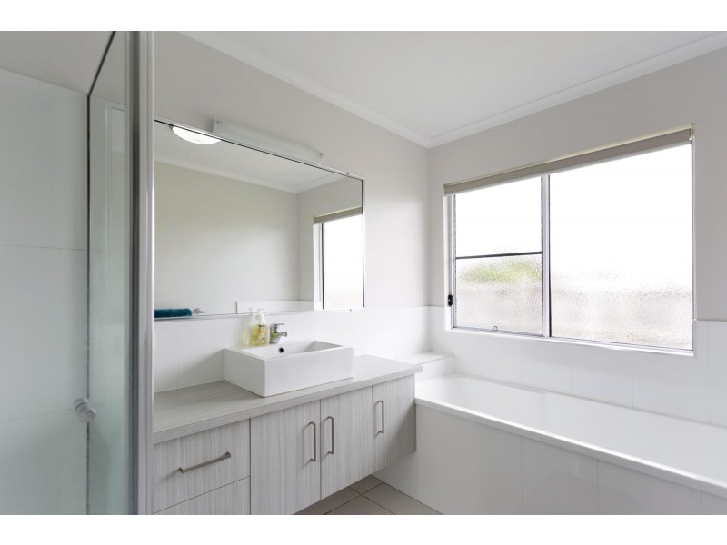 2/4 Berkshire Lane, Ooralea QLD 4740