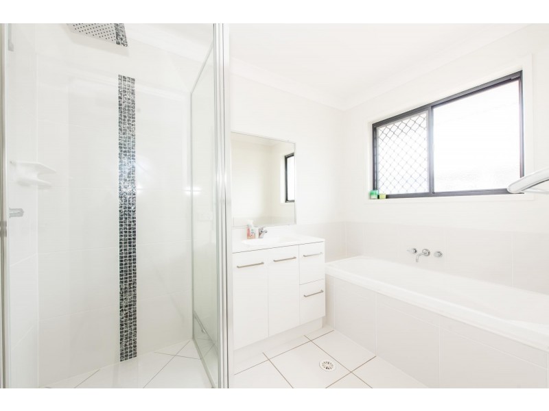6 Hinkler Court, Rural View QLD 4740