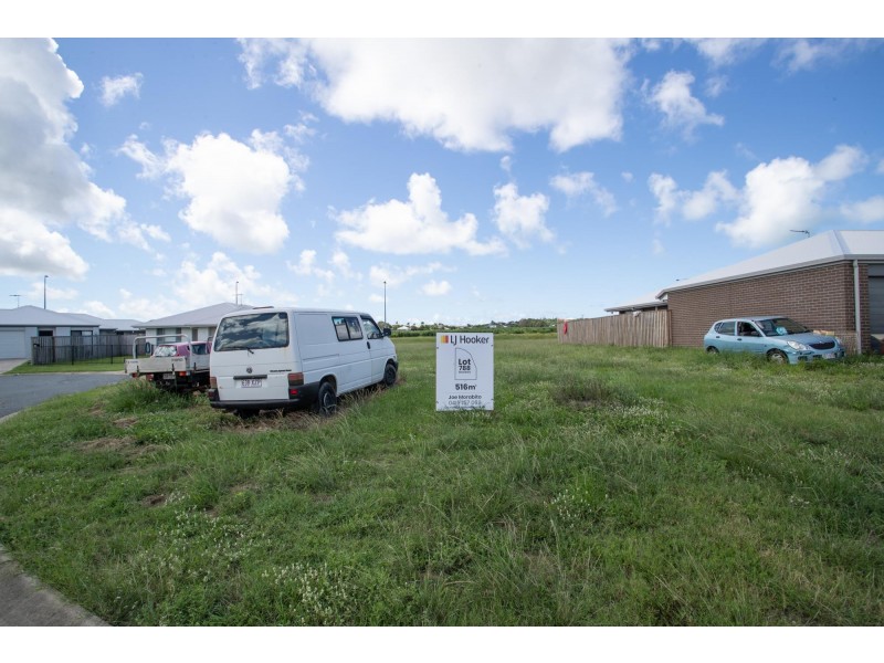 14 Henley Close, Blacks Beach QLD 4740