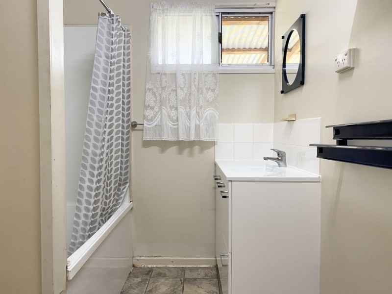 27 Cemetery Road, Sarina QLD 4737