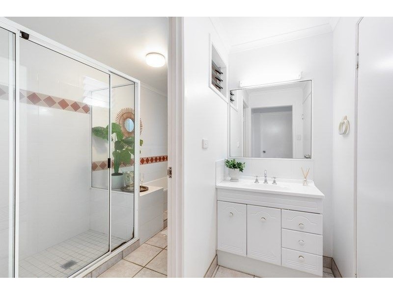 13 Kinnon Street, Glenella QLD 4740