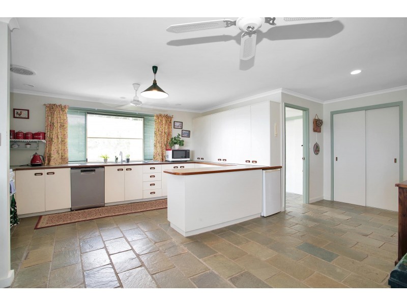 18 Ferries Terrace, Sarina Beach QLD 4737