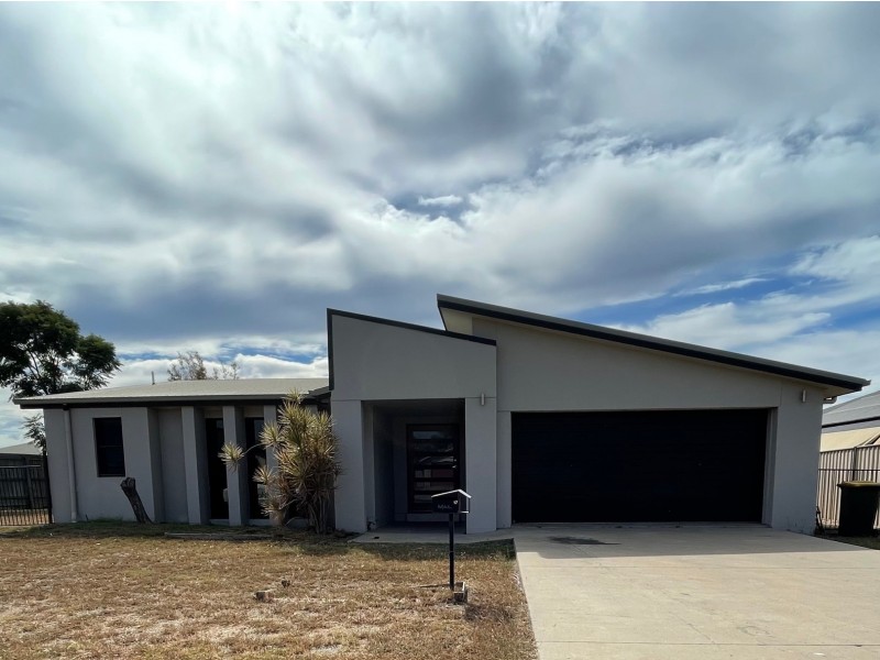 17 MacPherson Street, Moranbah QLD 4744