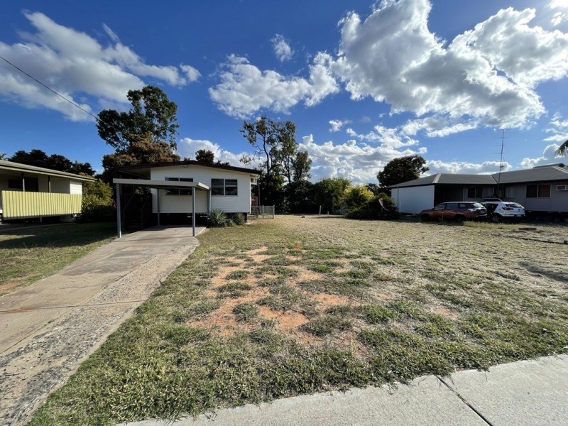 27 Bradman Street, Moranbah QLD 4744