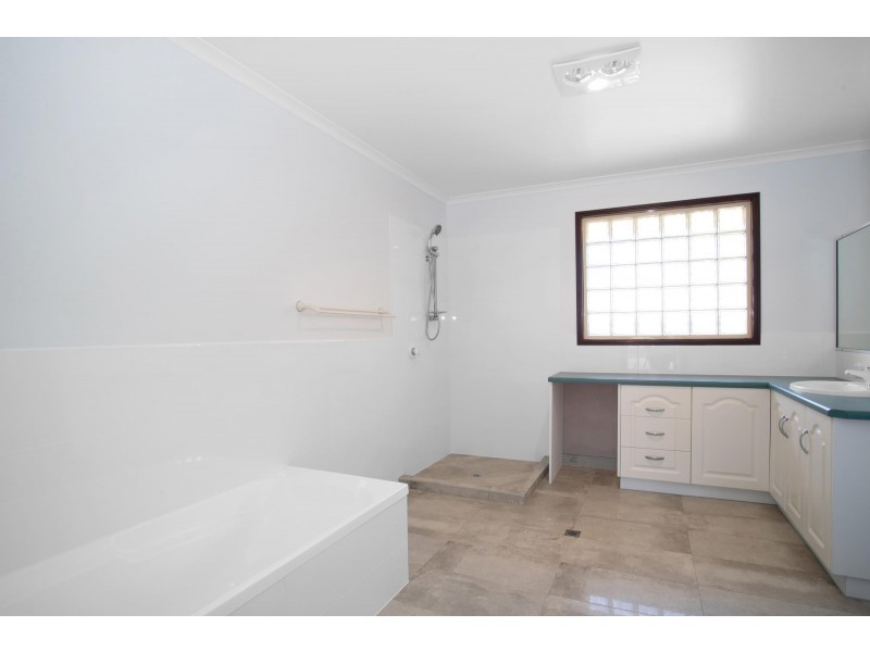 17 Dumfries Court, Beaconsfield QLD 4740