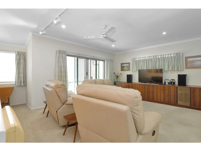 1 Rainlover Street, Ooralea QLD 4740