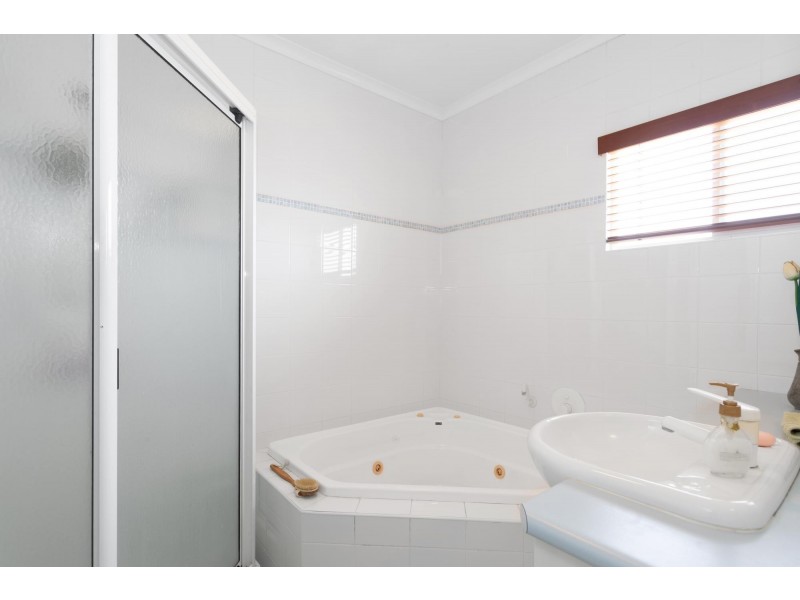 1 Rainlover Street, Ooralea QLD 4740