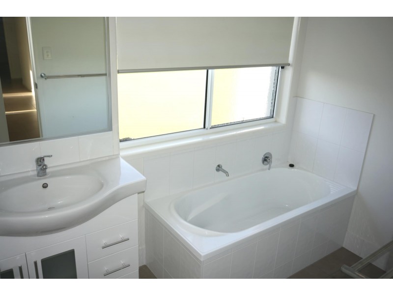 18 Isobel Ave, Mirani QLD 4754