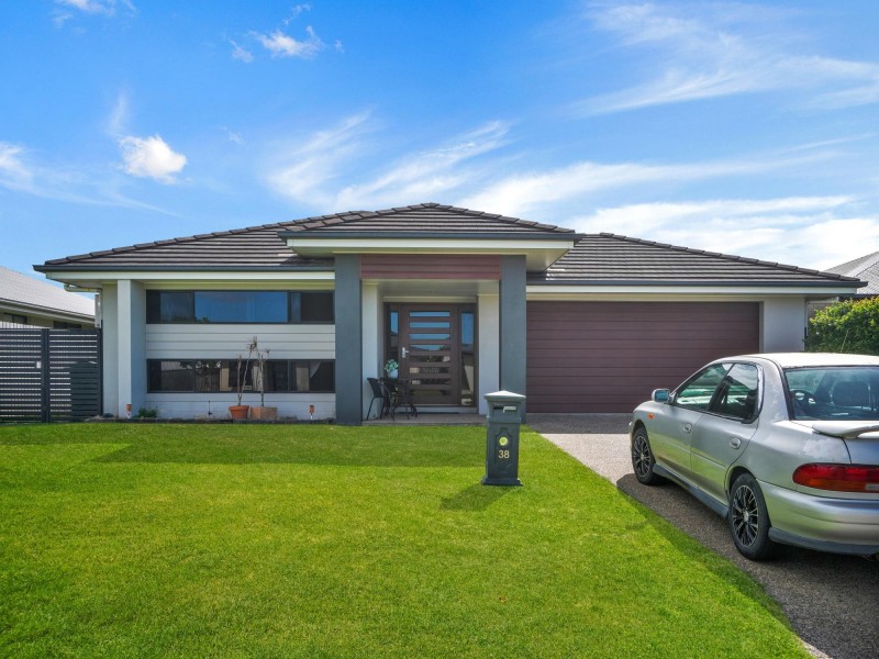 38 Lancaster Way, Ooralea QLD 4740