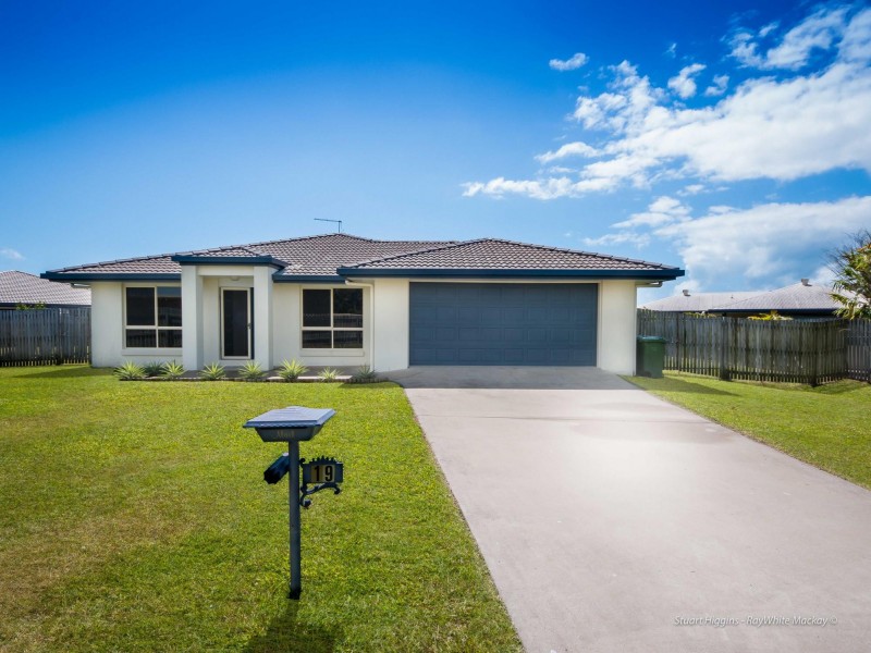 19 Crofton Close, Rural View QLD 4740