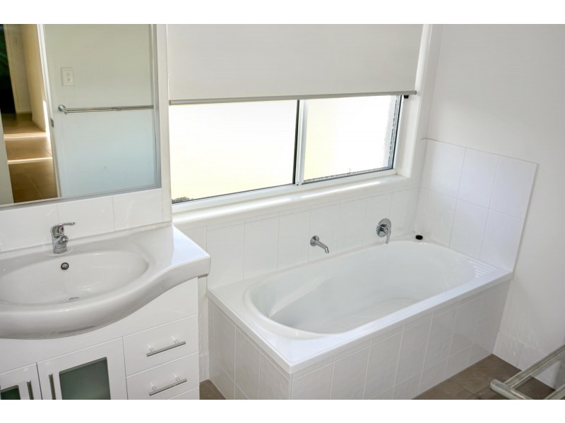 18 Isobel Ave, Mirani QLD 4754