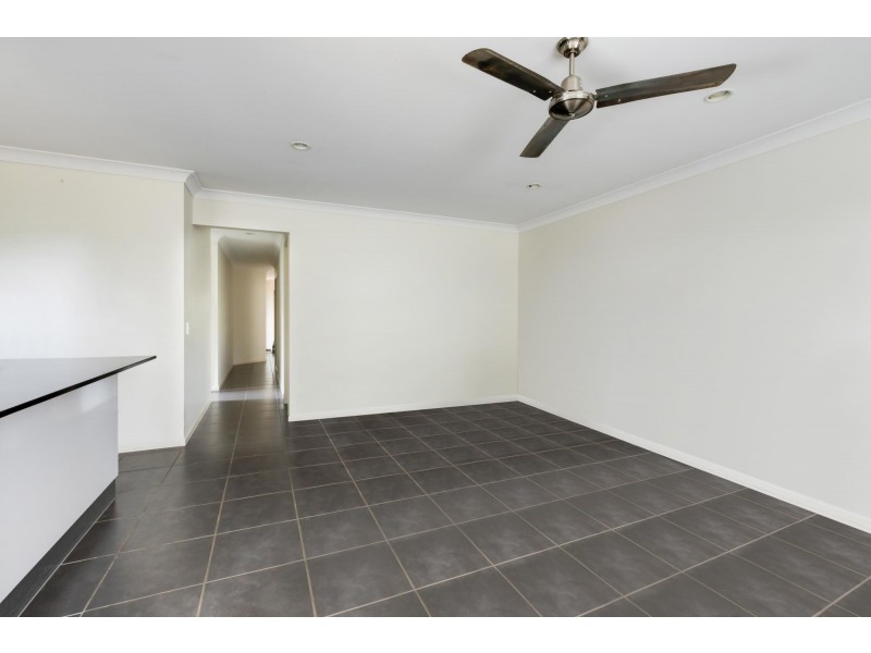 8 Scarborough Cct, Blacks Beach QLD 4740