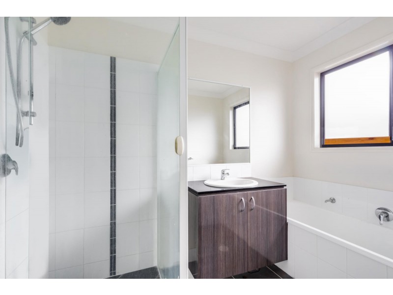 8 Scarborough Cct, Blacks Beach QLD 4740