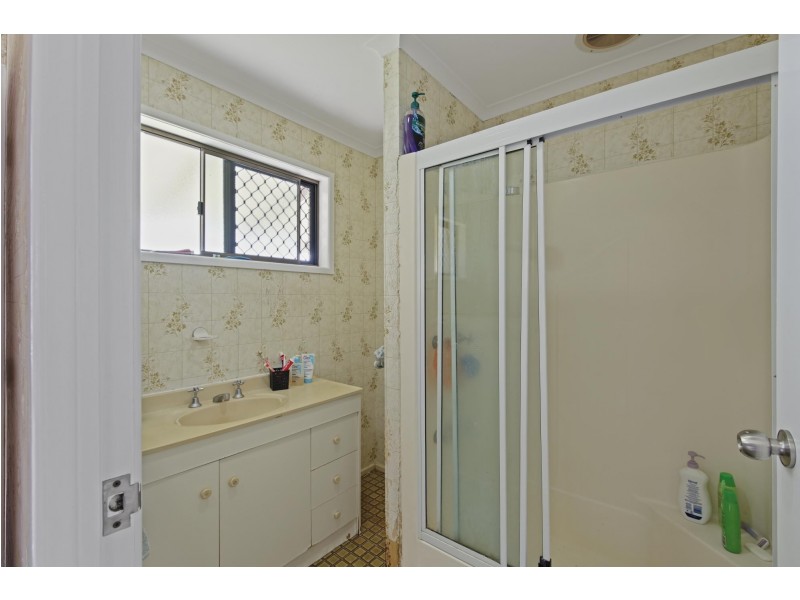 6 Hughes St, Glenella QLD 4740