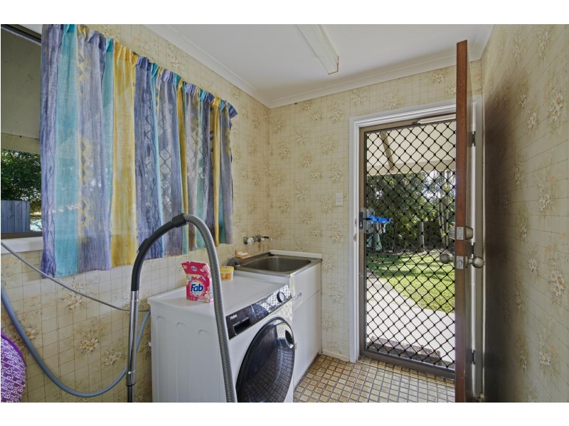 6 Hughes St, Glenella QLD 4740