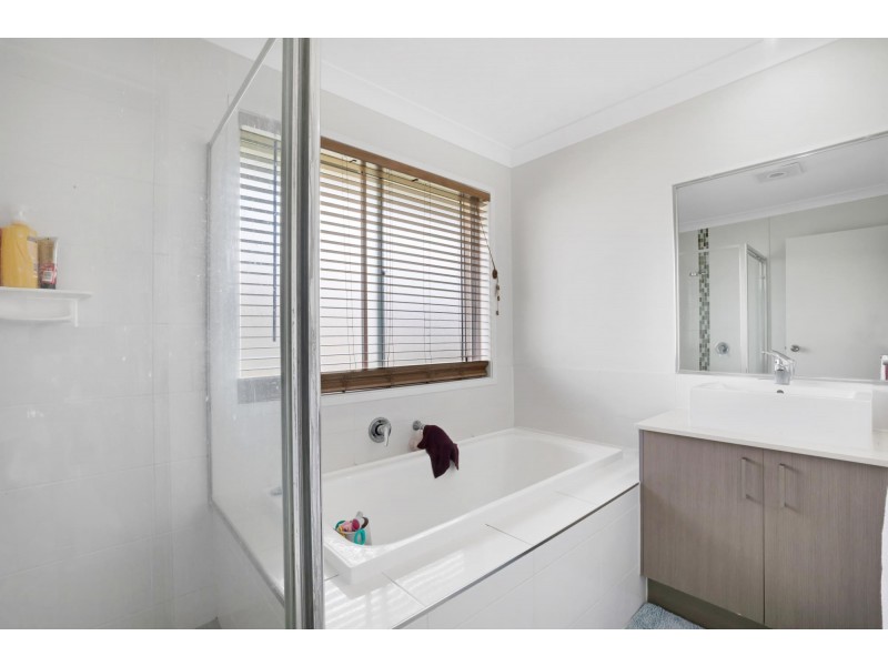 8 O’Neill Place, Marian QLD 4753