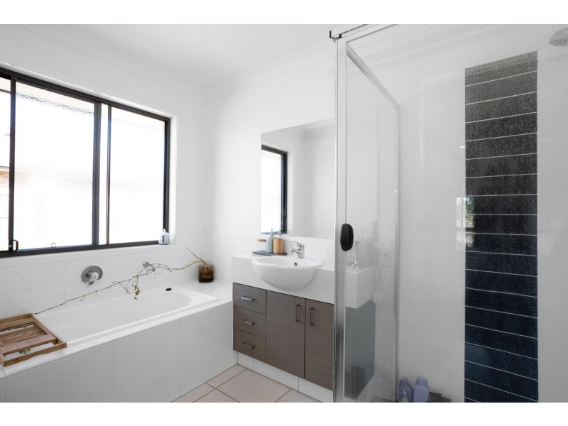 1-2/14 Halifax Place, Rural View QLD 4740