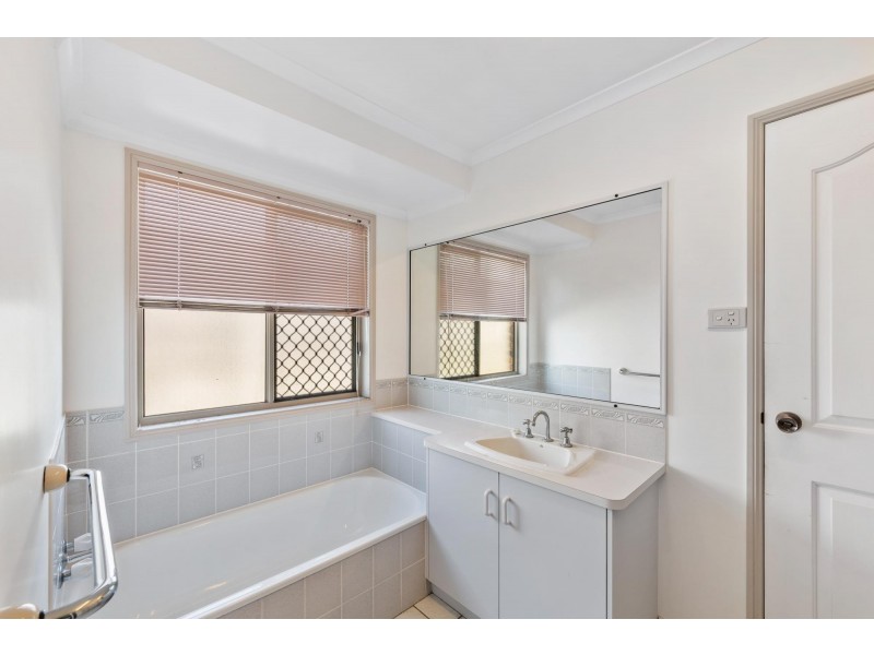 8 Dumfries Court, Beaconsfield QLD 4740