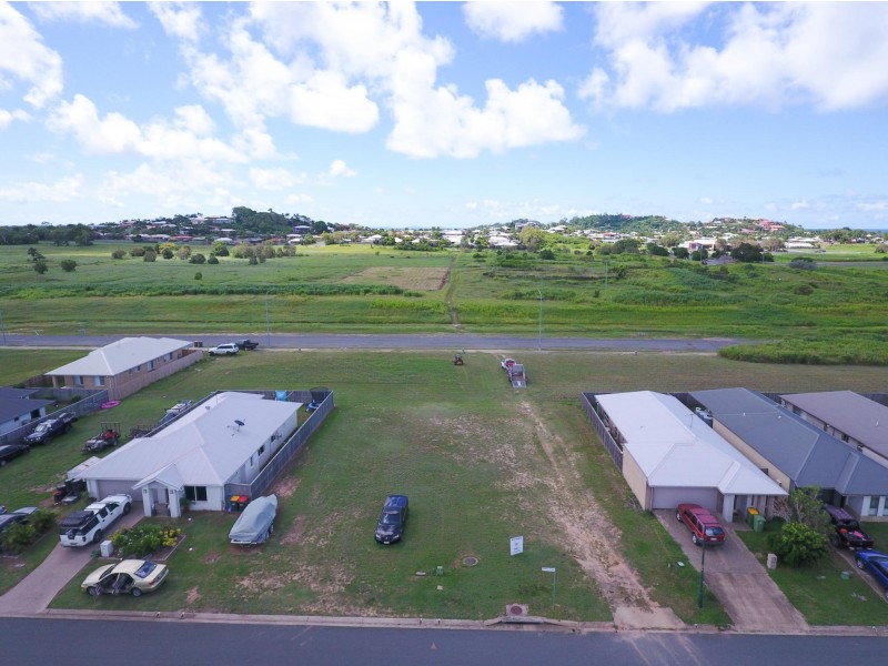 4 Henley Close, Blacks Beach QLD 4740