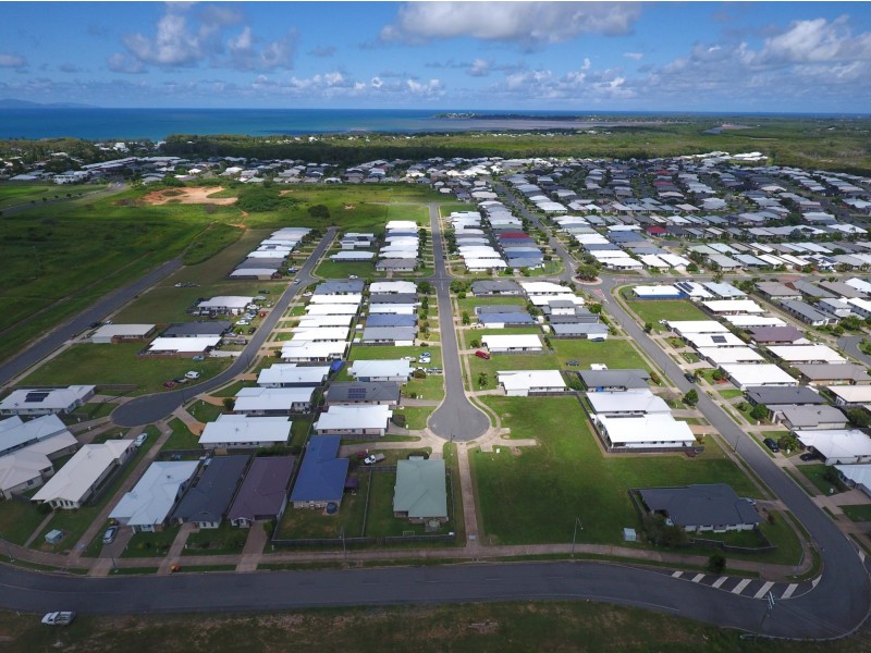 4 Henley Close, Blacks Beach QLD 4740