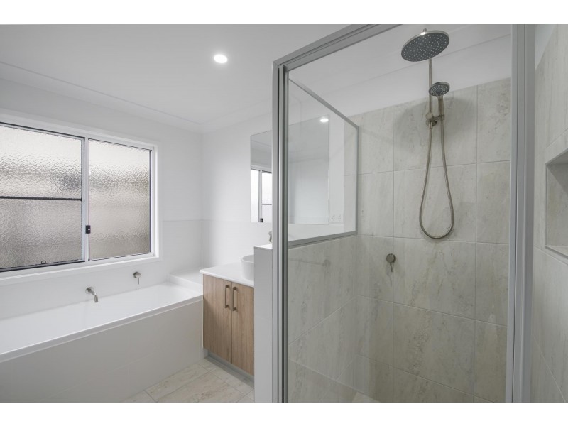 5 Amara Street, Rural View QLD 4740