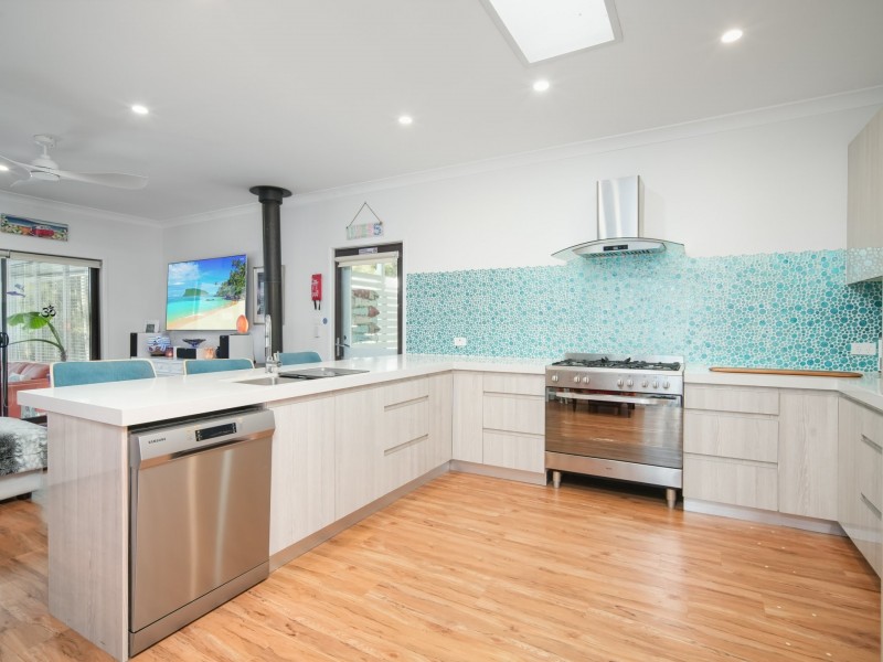 10 Sunnyside Avenue, Woollamia NSW 2540