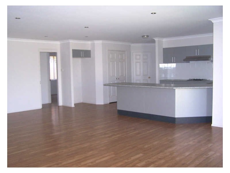 8 Paino Cres, St Georges Basin NSW 2540