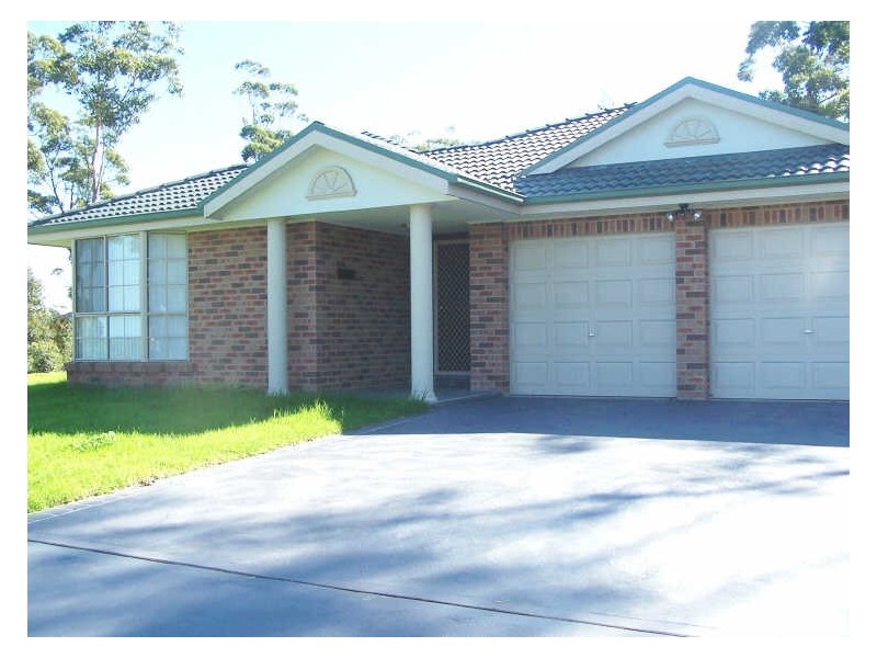 8 Paino Cres, St Georges Basin NSW 2540