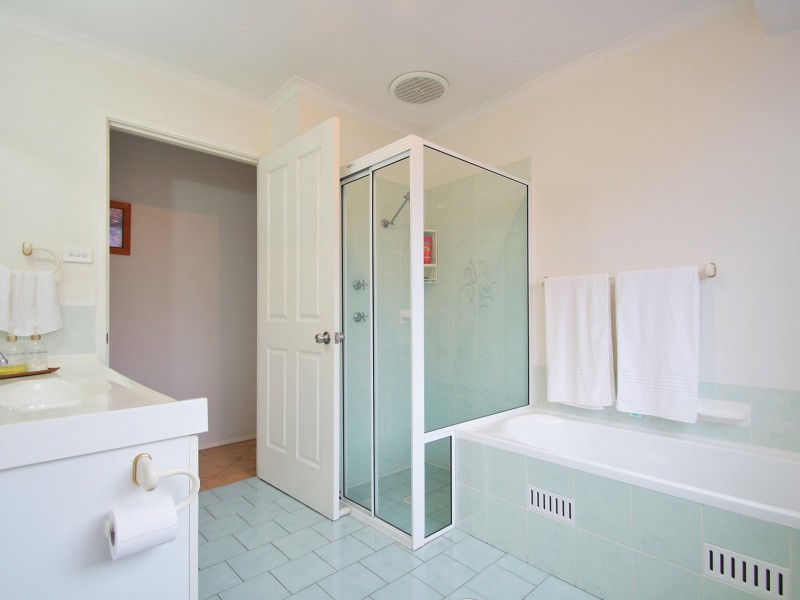 2 Moroney Avenue, St Georges Basin NSW 2540