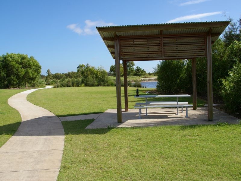 16 Adam St, Beachmere QLD 4510