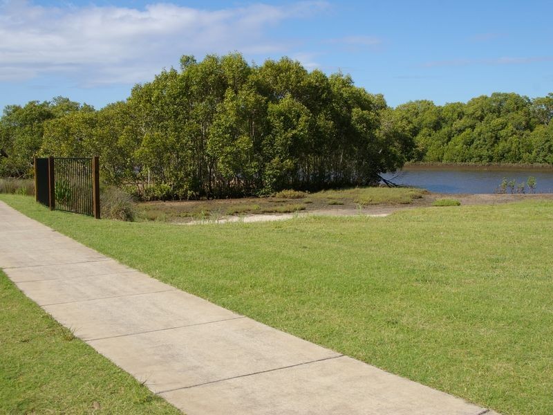 16 Adam St, Beachmere QLD 4510