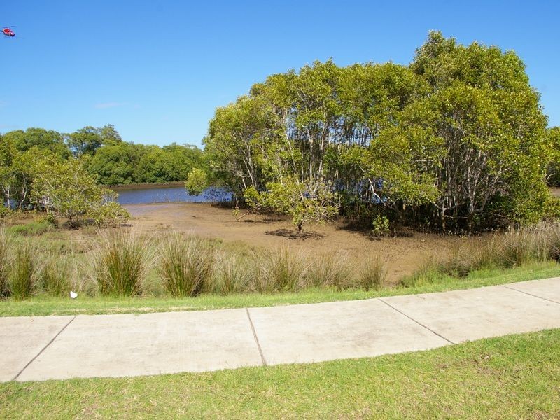 16 Adam St, Beachmere QLD 4510