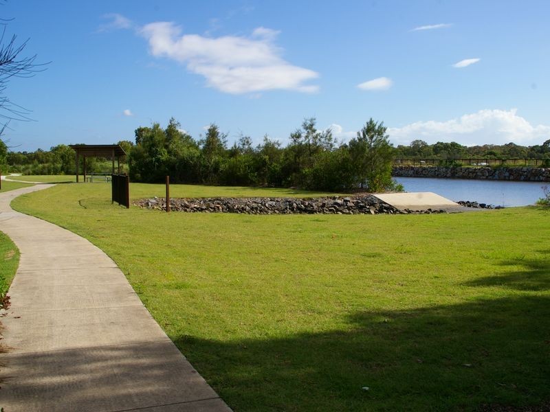 16 Adam St, Beachmere QLD 4510