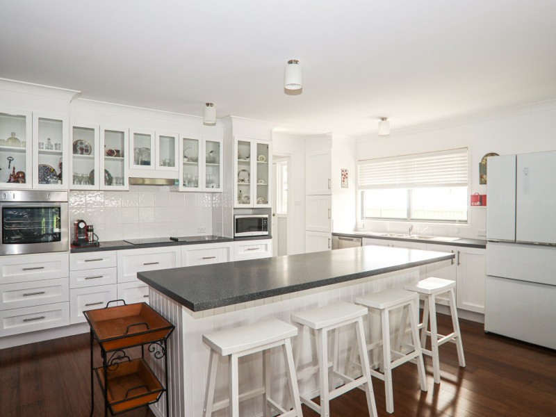 12 Ocean View Road, Sussex Inlet NSW 2540