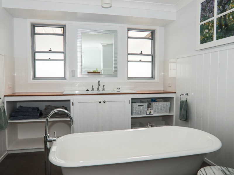 12 Ocean View Road, Sussex Inlet NSW 2540