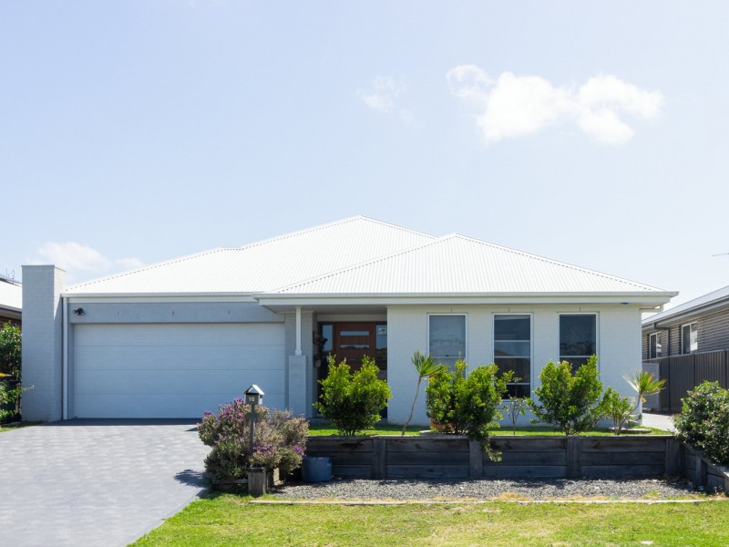16 Hastings Parade, Sussex Inlet NSW 2540