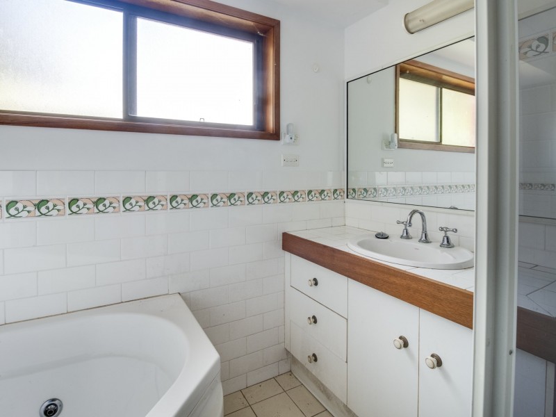 16 Wayfarer Drive, Sussex Inlet NSW 2540
