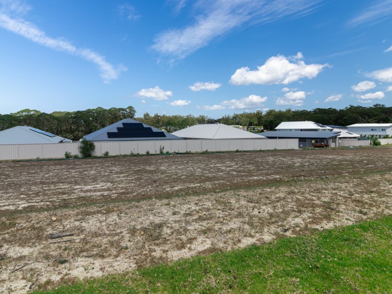 14 Sunningdale Avenue, Sussex Inlet NSW 2540