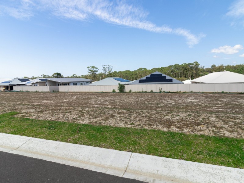 14 Sunningdale Avenue, Sussex Inlet NSW 2540