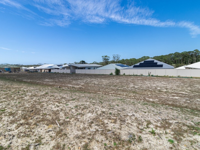 14 Sunningdale Avenue, Sussex Inlet NSW 2540