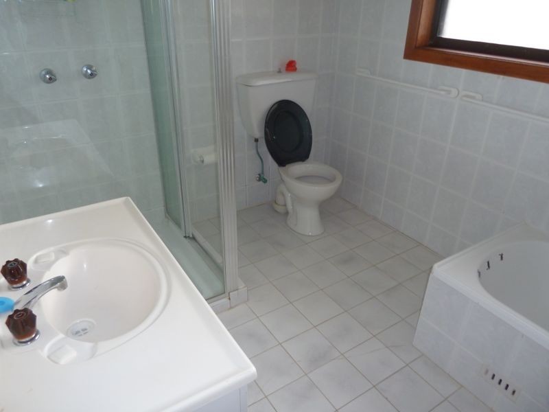 8 Lakeshore Parade, Sussex Inlet NSW 2540