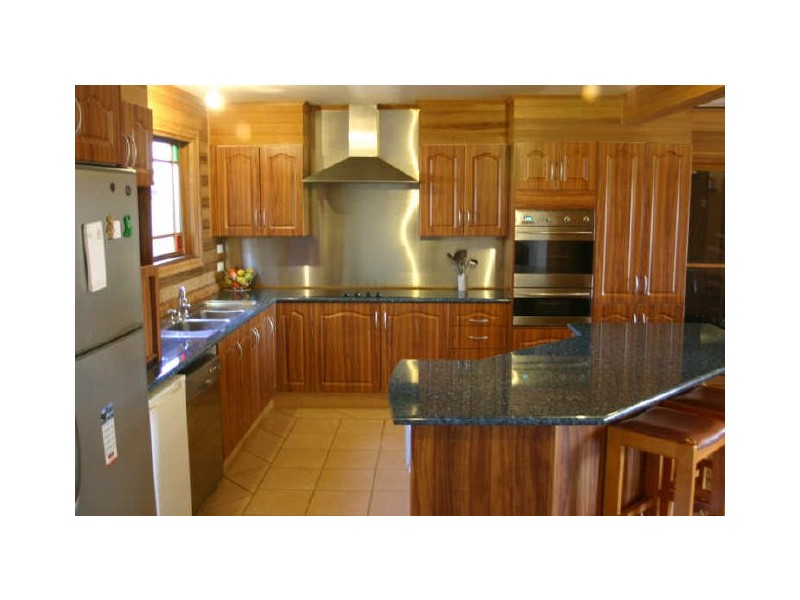 8 Ray Street, Sussex Inlet NSW 2540