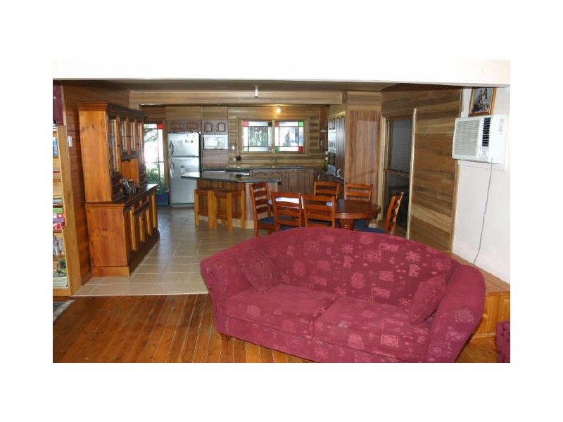 8 Ray Street, Sussex Inlet NSW 2540