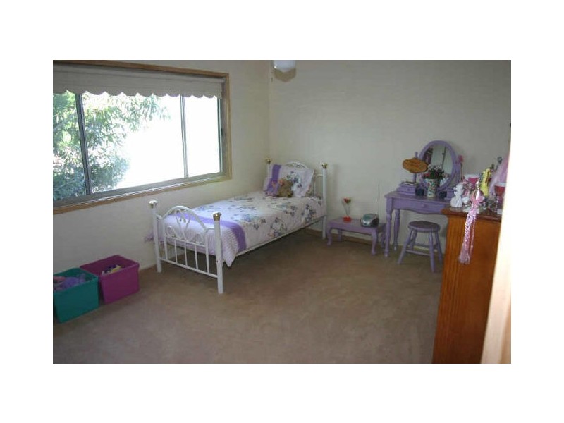 8 Ray Street, Sussex Inlet NSW 2540
