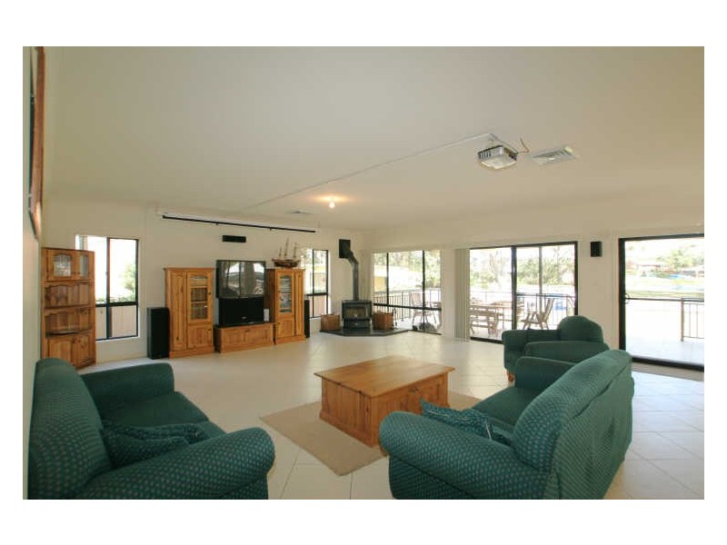 18 Ellmoos Avenue, Sussex Inlet NSW 2540