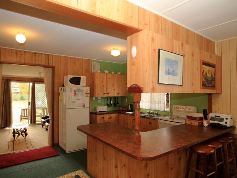 33 Ellmoos Avenue, Sussex Inlet NSW 2540