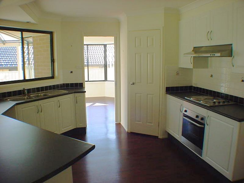 10 Freesia Crescent, Bomaderry NSW 2541